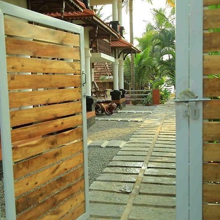 Woodhouse Beach Resort Varkala Esterno foto
